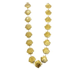 El toque cool que tu look necesita. Este choker con conchas doradas es el mix perfecto entre vibes playeras y estilo urbano. Súper combinable, ligero y con ese brillo que resalta en cualquier outfit — desde tu look festivalero hasta tus jeans favoritos. ¡Luce ese glow dorado y lleva el verano contigo todo el año!